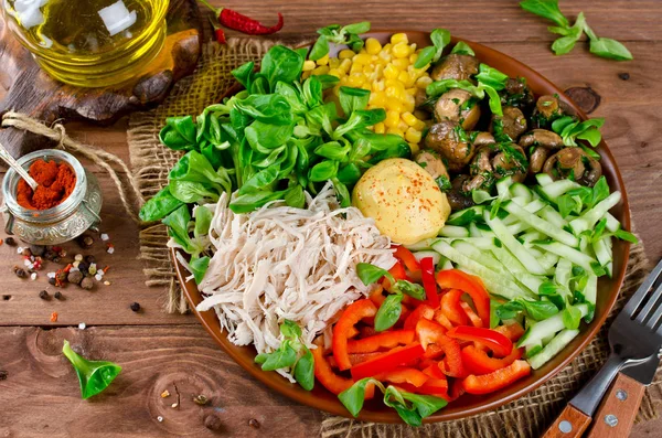 Gezonde salade bowl met kip, champignons, maïs, komkommers, swe — Stockfoto