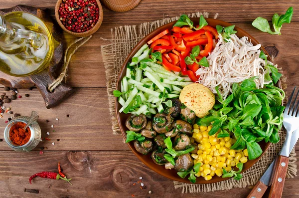 Gezonde salade bowl met kip, champignons, maïs, komkommers, swe — Stockfoto