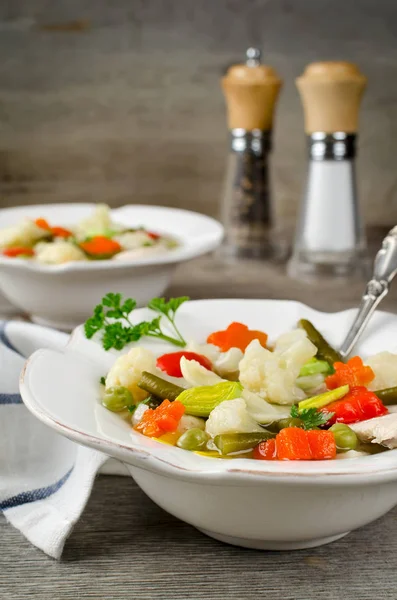 Soupe sur un bouillon de poulet aux légumes — Photo