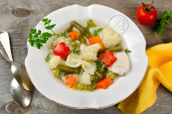 Sopa em um caldo de frango com verduras — Fotografia de Stock