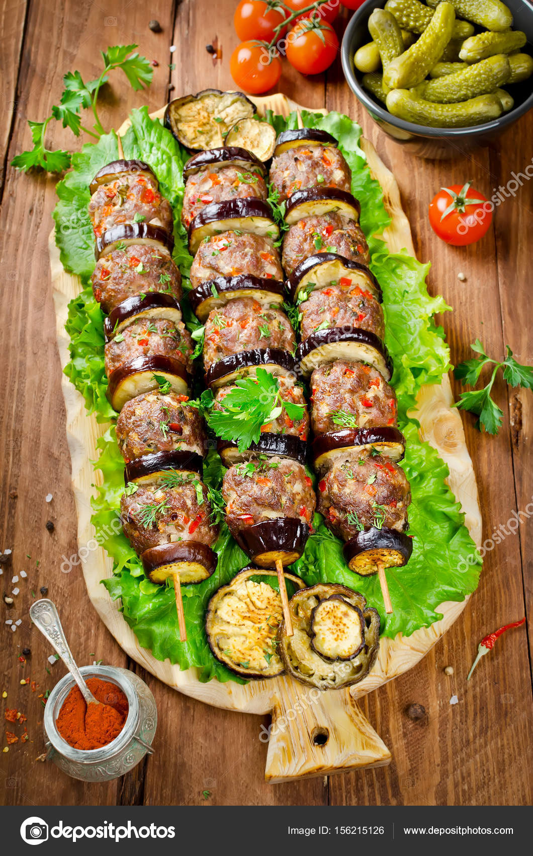 Kebab turc aubergine et boulettes de viande image libre de droit par