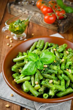 Pesto ve çam fıstığı ile yeşil fasulye