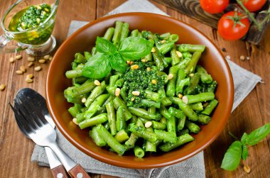 Pesto ve çam fıstığı ile yeşil fasulye