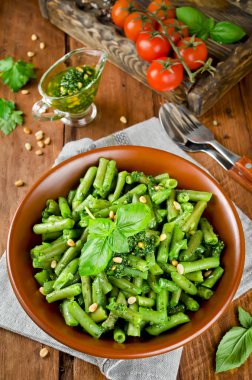 Pesto ve çam fıstığı ile yeşil fasulye