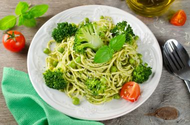 Yeşil bezelye ve fesleğen pesto makarna