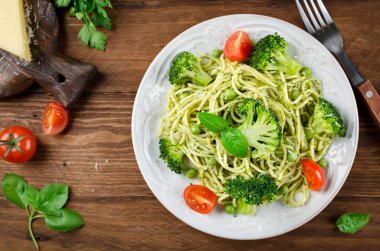 Yeşil bezelye ve fesleğen pesto makarna