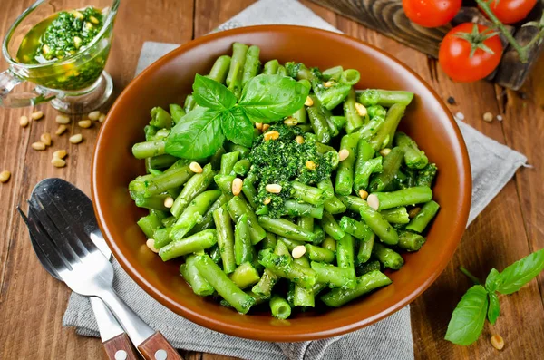 Zelené fazolky s pestem a piniovými oříšky — Stock fotografie