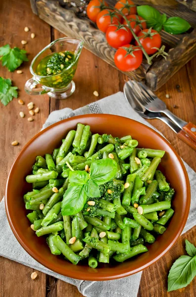 Pesto ve çam fıstığı ile yeşil fasulye
