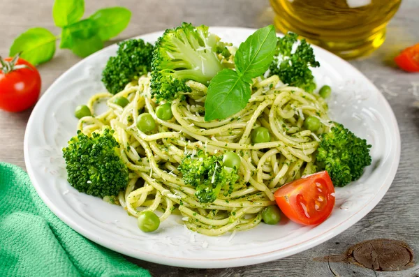 Spagetti a zöldborsóval és a bazsalikom pesto — Stock Fotó