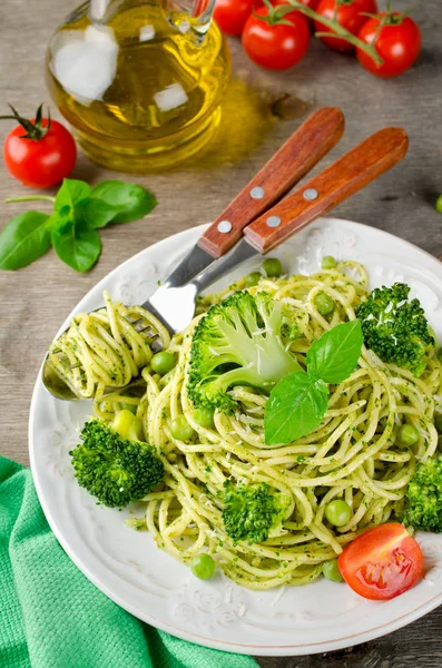 Špagety s hráškem a bazalkovým pestem — Stock fotografie