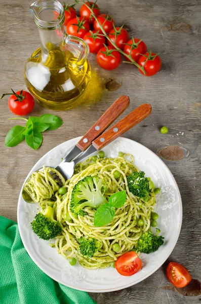 Yeşil bezelye ve fesleğen pesto makarna