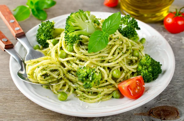 Spagetti a zöldborsóval és a bazsalikom pesto — Stock Fotó