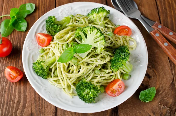 Spaghetti with green peas and basil pesto — Stock Photo, Image