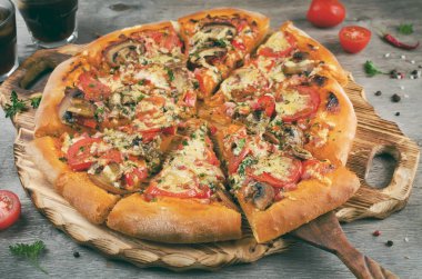 Sıcak ev yapımı pizza yemeye hazır.