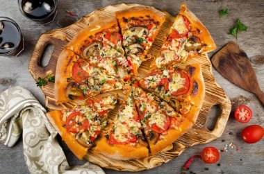 Sıcak ev yapımı pizza yemeye hazır.