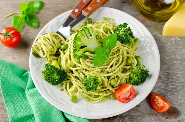 Yeşil bezelye ve fesleğen pesto makarna