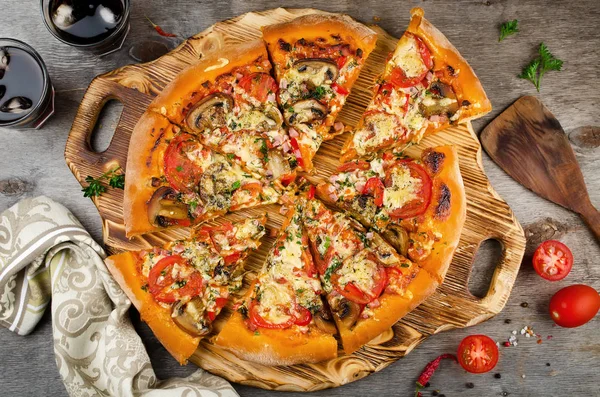 Sıcak ev yapımı pizza yemeye hazır.