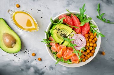 Somon, greyfurt, baharatlı nohut, avo ile sağlıklı salata kasesi