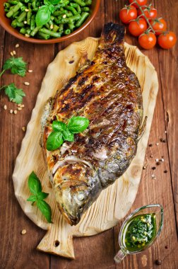 Barbekü üzerinde pişmiş doldurulmuş balık