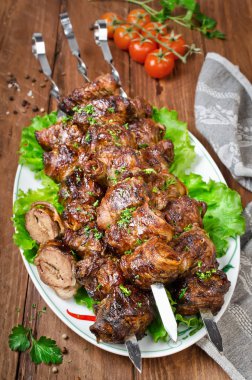 Karaciğer kebap pastırma içinde sarılmış