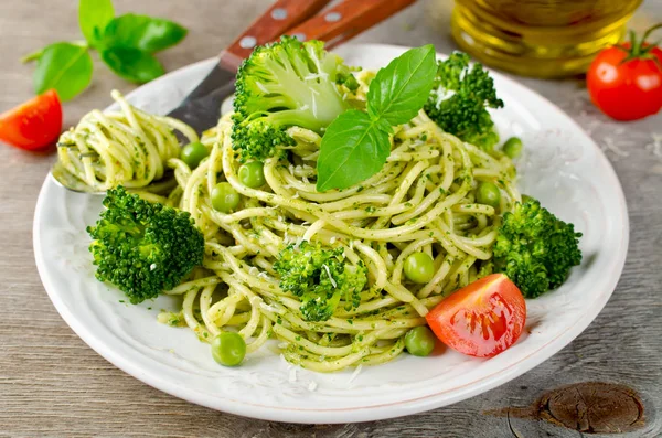 Espaguetis con guisantes verdes y pesto de albahaca — Foto de Stock