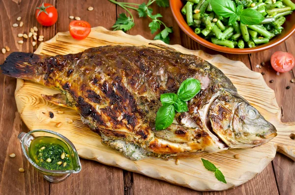 Barbekü üzerinde pişmiş doldurulmuş balık