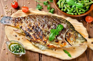 Barbekü üzerinde pişmiş doldurulmuş balık