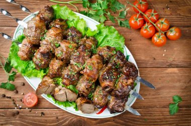 Karaciğer kebap pastırma içinde sarılmış
