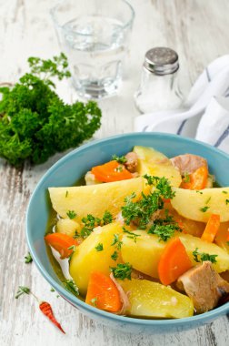 Patates ve havuç ile et güveç