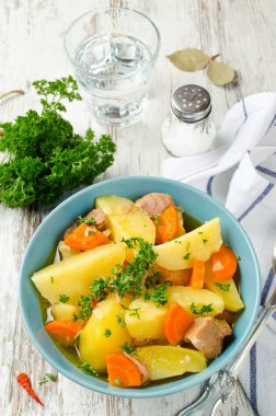 Patates ve havuç ile et güveç