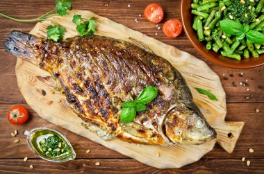 Barbekü üzerinde pişmiş doldurulmuş balık