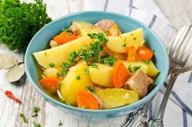 Patates ve havuç ile et güveç