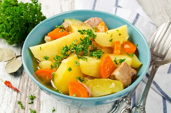 Patates ve havuç ile et güveç