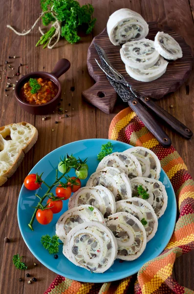 Rolă de pui (ruladă) cu omletă (omletă) și ciuperci — Fotografie, imagine de stoc