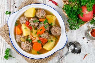 Kalın bir sebze çorbası Albondigas köfte