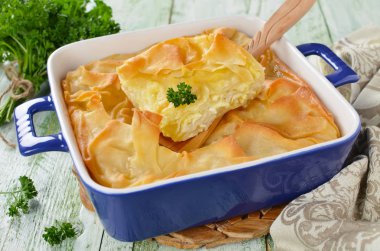 Mayasız hamurdan peynirli börek
