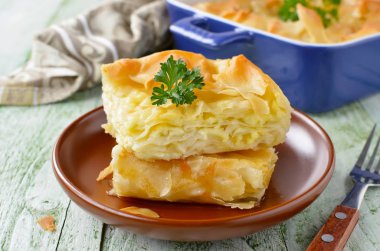 Mayasız hamurdan peynirli börek