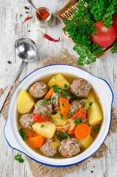 Albóndigas en una sopa de verduras espesa Albondigas — Foto de Stock