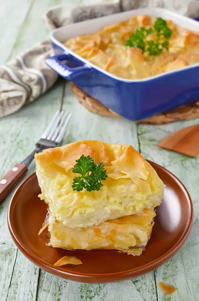 Mayasız hamurdan peynirli börek — Stok fotoğraf