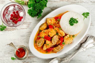 Mantarlı pilav ile servis tavuk güveç