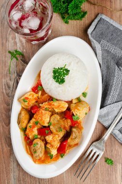 Mantarlı pilav ile servis tavuk güveç