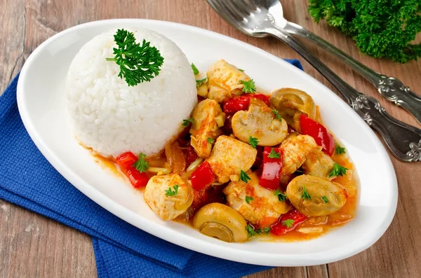 Guisado de frango com cogumelos servidos com arroz — Fotografia de Stock