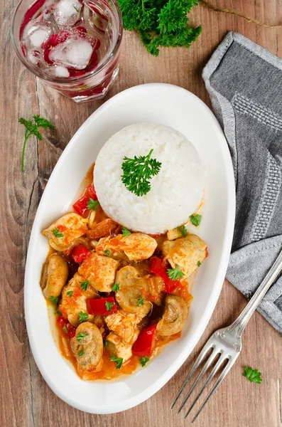 Mantarlı pilav ile servis tavuk güveç