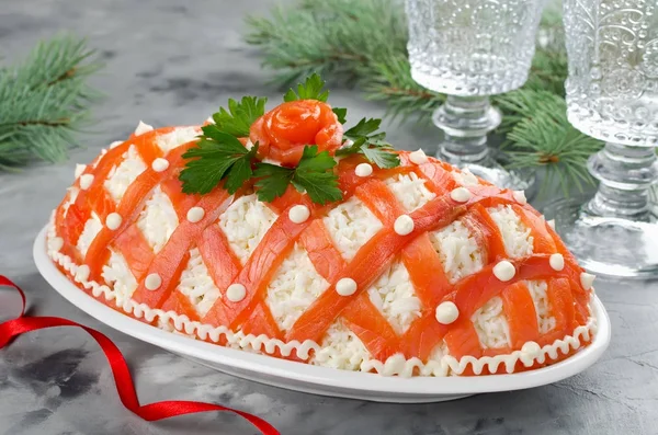 Salada festiva, decorada com salmão em um backgrou de concreto cinza — Fotografia de Stock