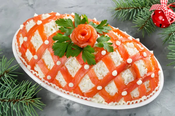 Salada festiva, decorada com salmão em um backgrou de concreto cinza — Fotografia de Stock