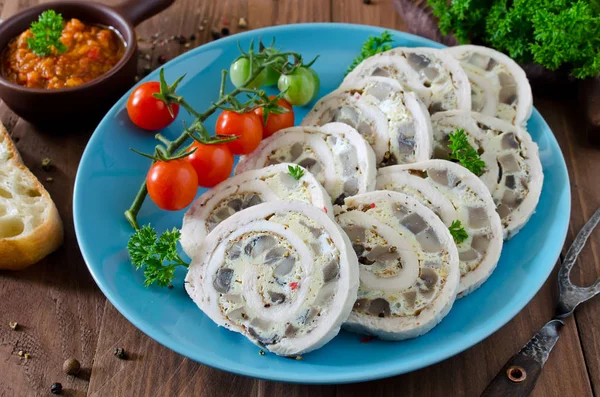 Kip roll (roulade) met omelet (omelet) en champignons — Stockfoto