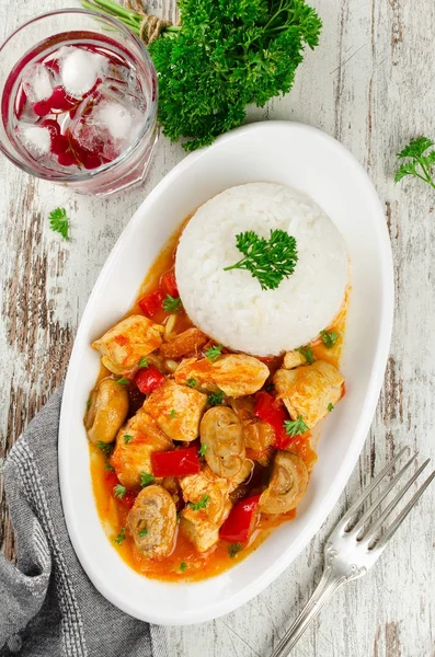 Ragoût de poulet aux champignons servi avec du riz — Photo