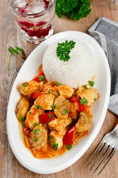 Ragoût de poulet aux champignons servi avec du riz — Photo