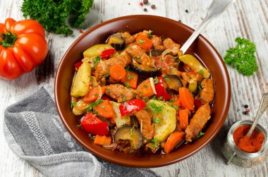 Et yahnisi ile patlıcan, havuç, soğan, biber ve zucch ile