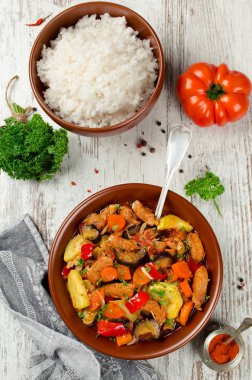 Et yahnisi ile patlıcan, havuç, soğan, biber ve zucch ile